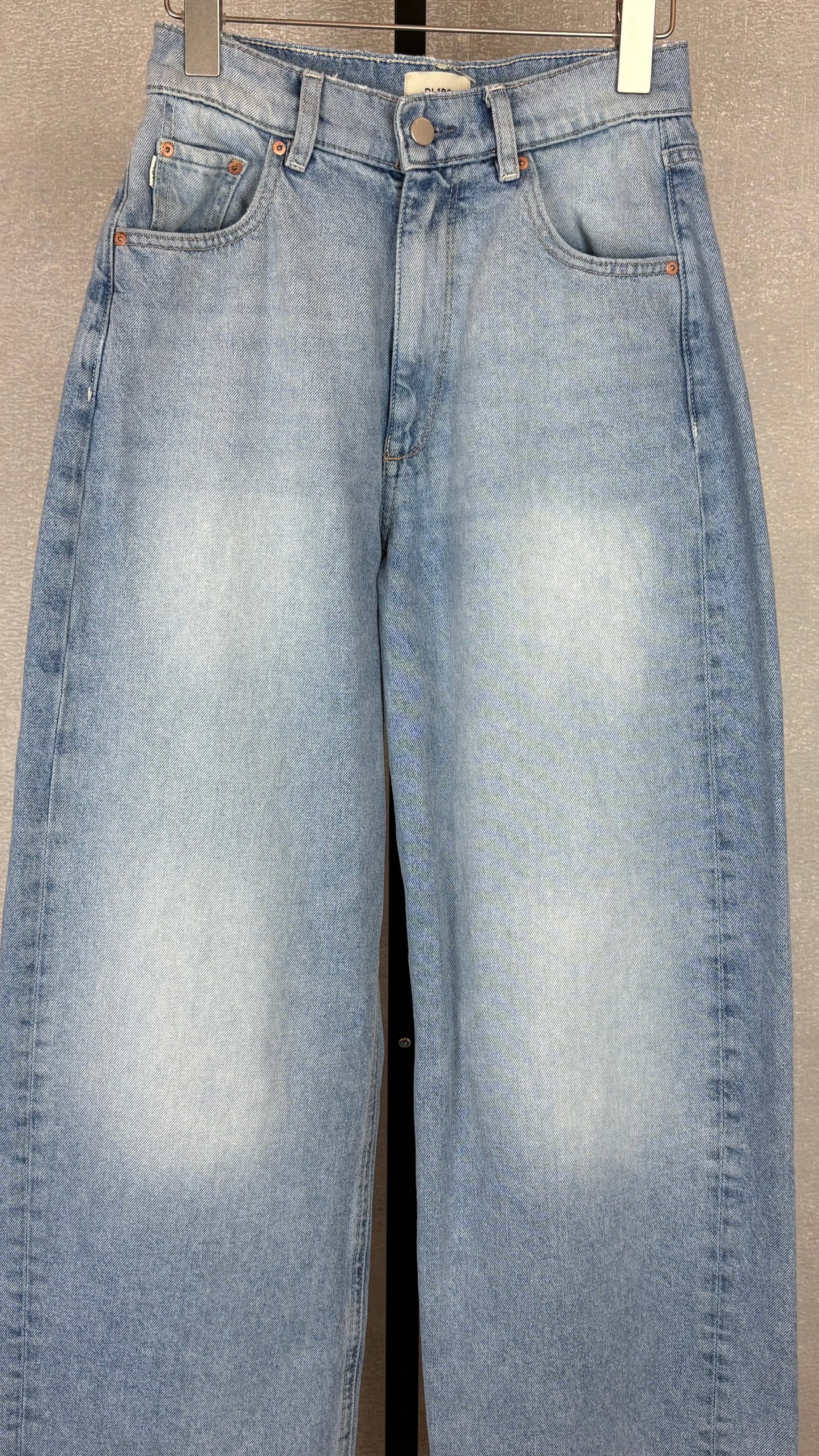 DL1961 - Size 23