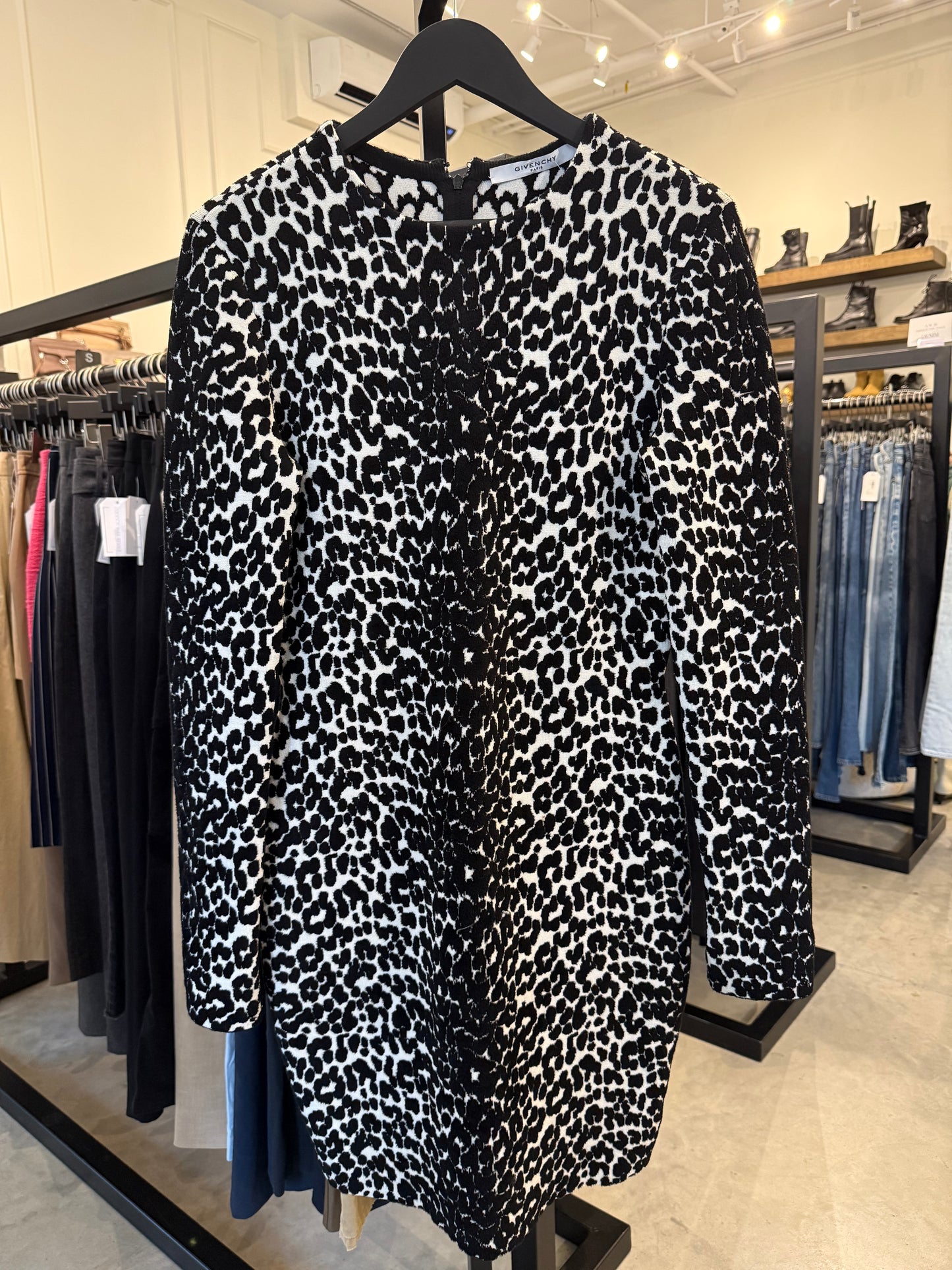 Givenchy - Size M