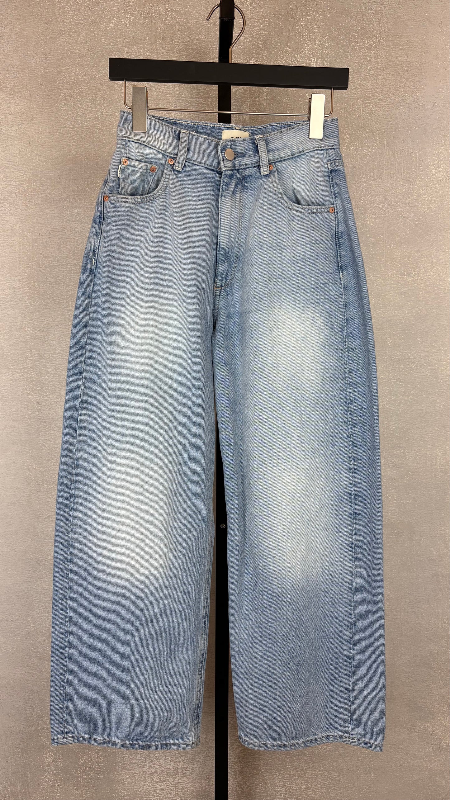 DL1961 - Size 23