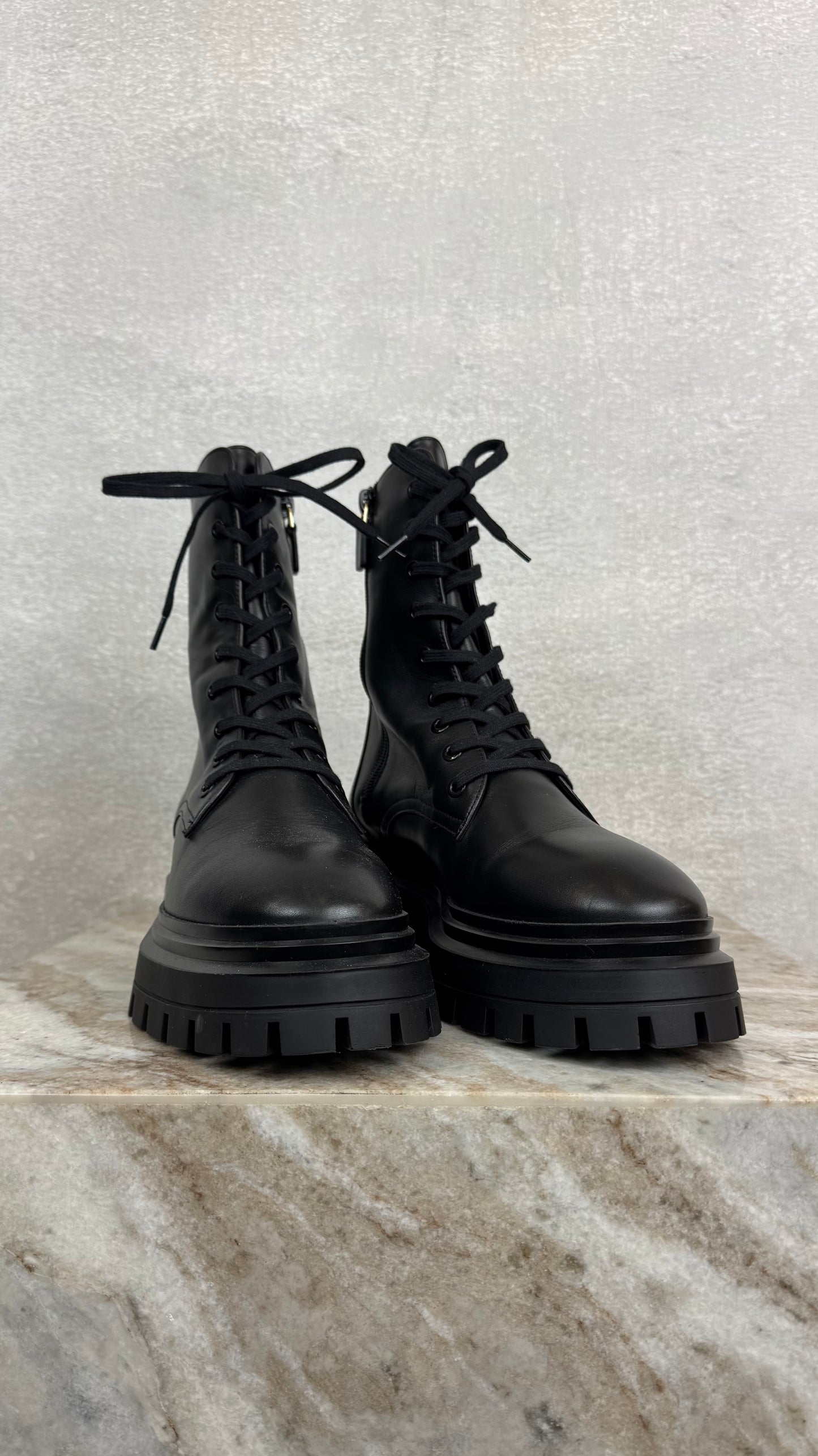 Stuart Weitzman - Size 7