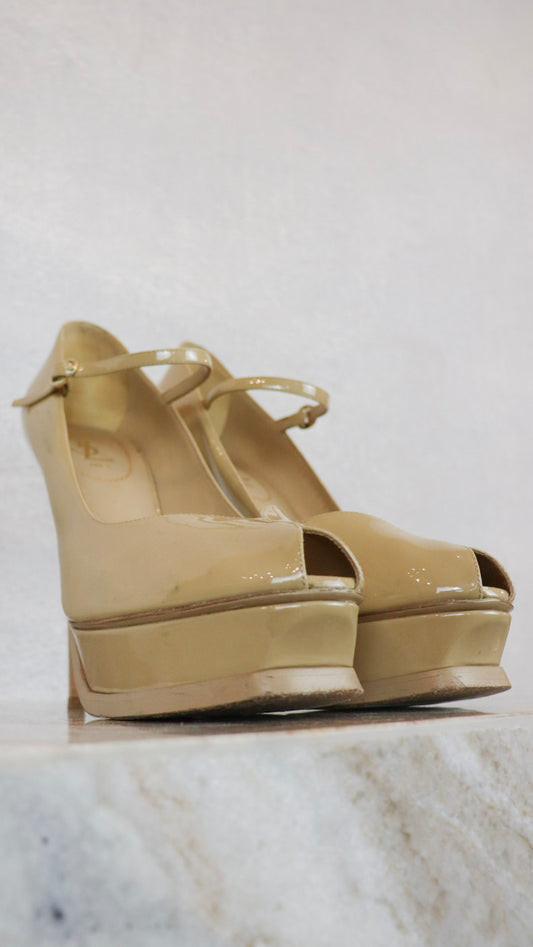 Yves Saint Laurent - Size 39