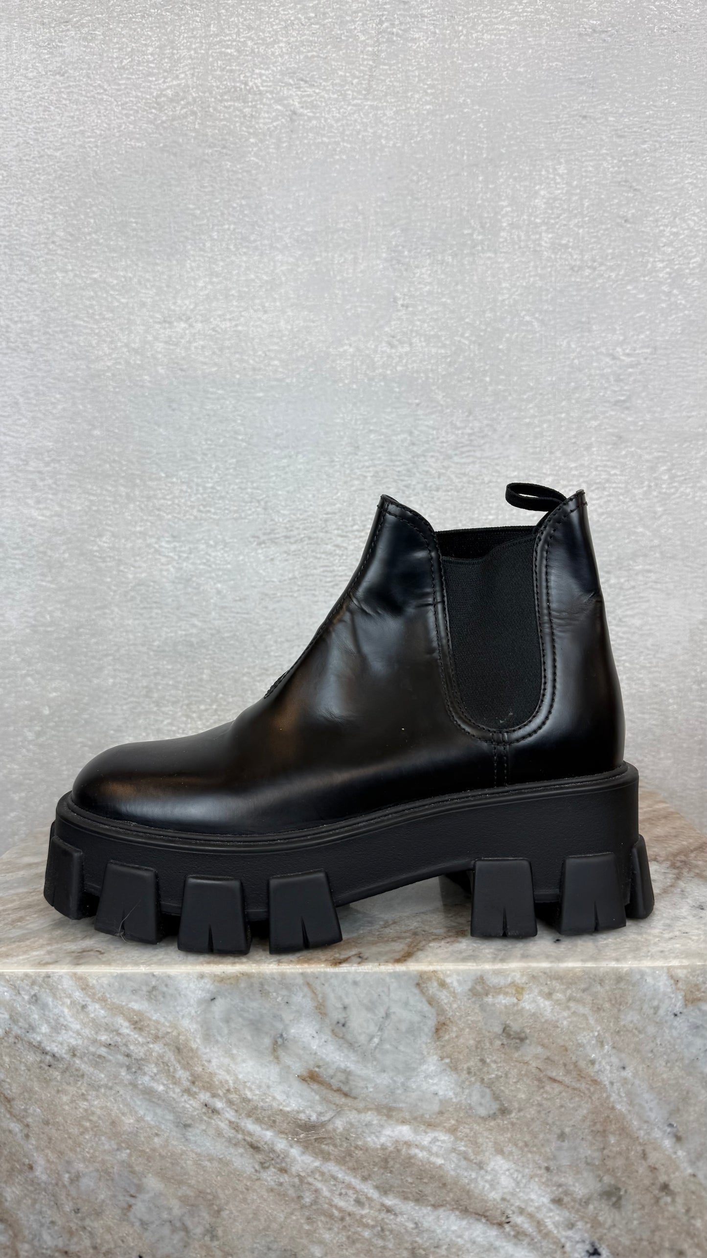 Prada - Size 36.5