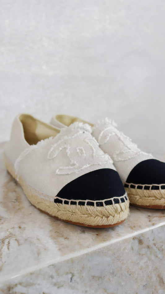 Chanel - Size 35