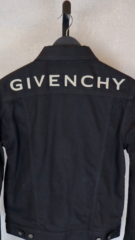 Givenchy - Size M