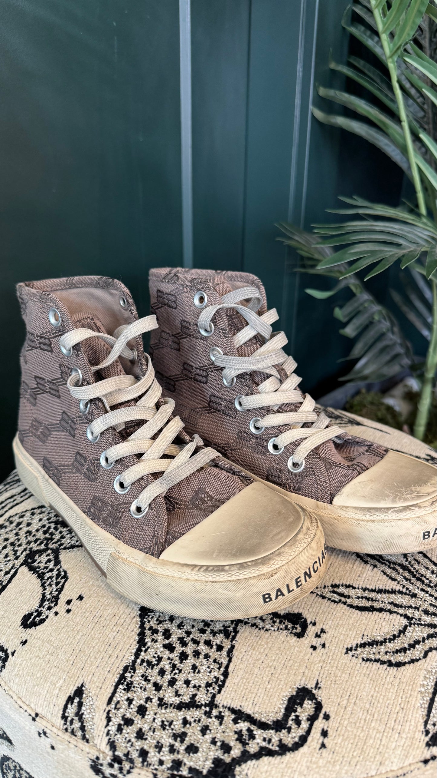 Balenciaga - Size 6