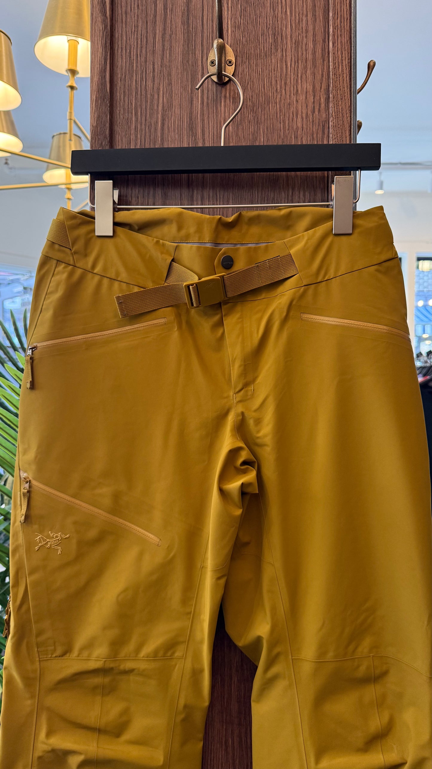 Arc’teryx- Size 6