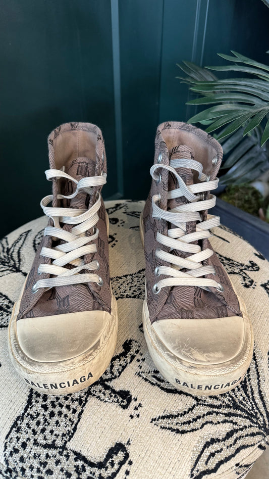 Balenciaga - Size 6