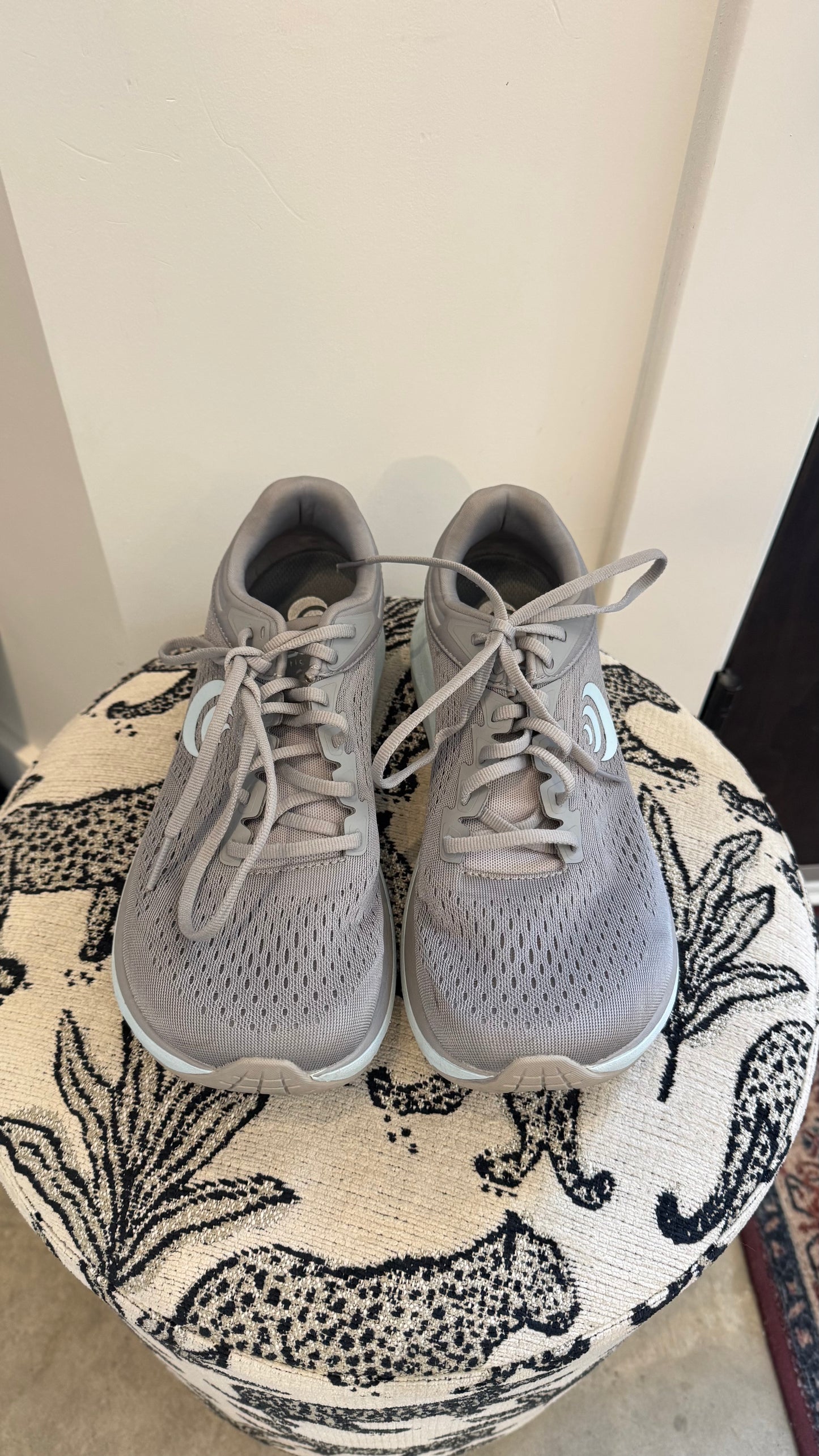 Topo Sneakers - Size 9