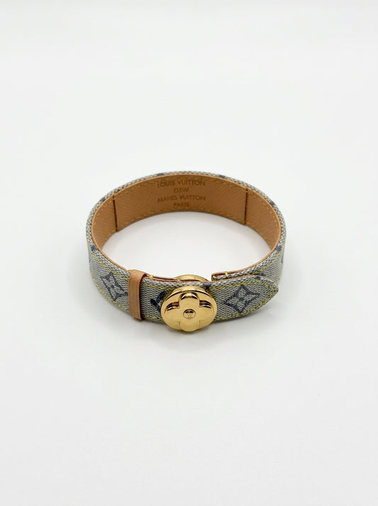 louis-vuitton-good-luck-bracelet — Flatlay front