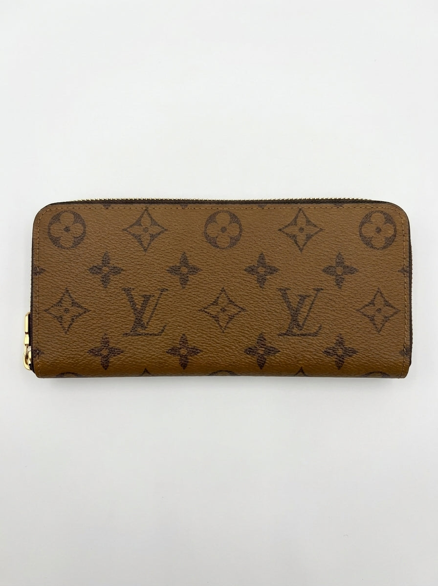 louis-vuitton-98 — Flatlay front