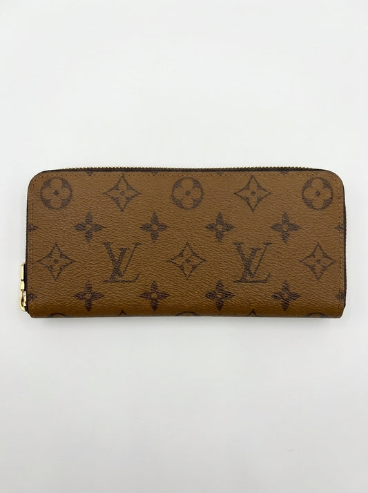 louis-vuitton-98 — Flatlay front